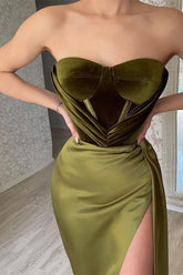 Elegantes grünes trägerloses ärmelloses Meerjungfrau-Ballkleid aus Satin mit Schlitz
